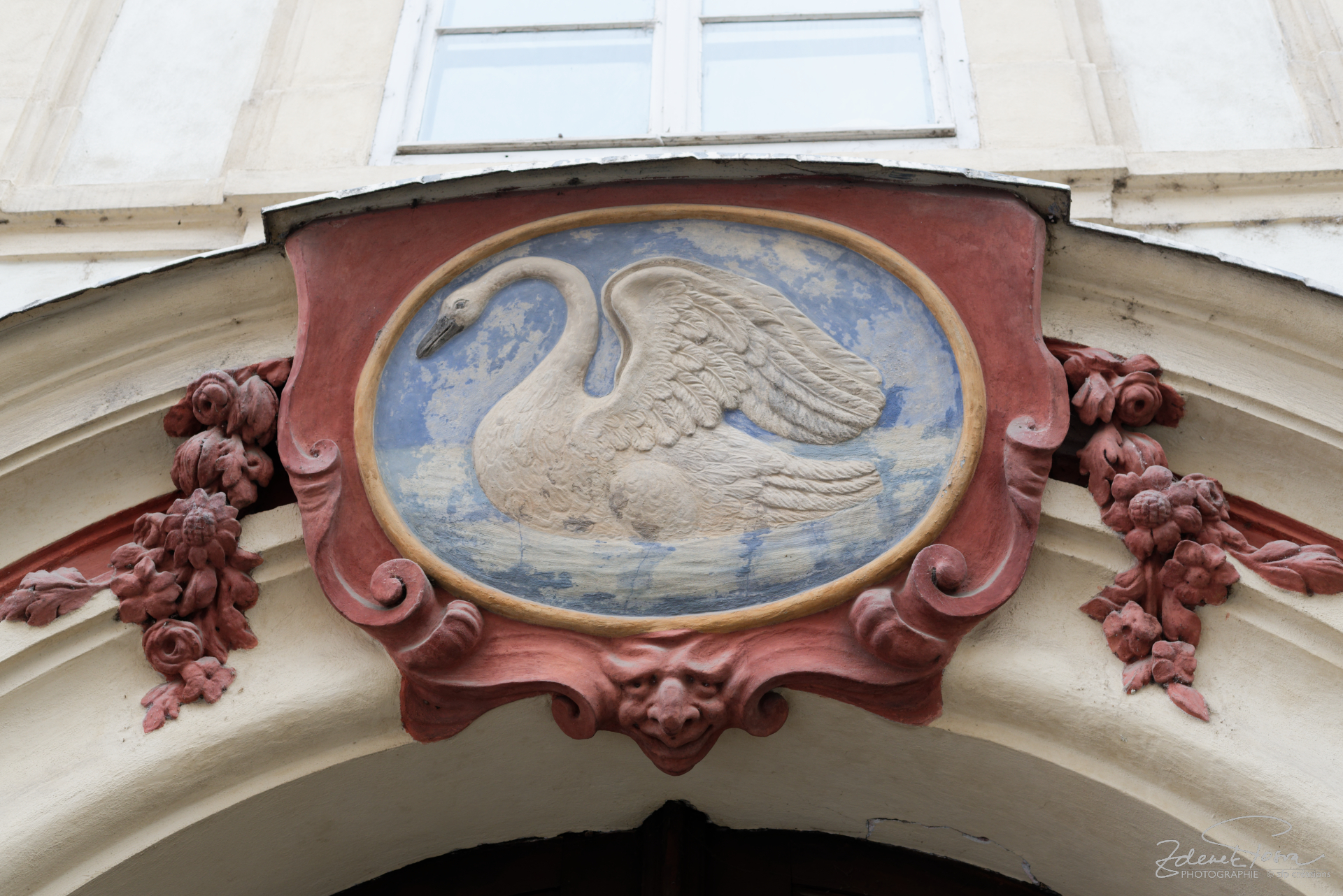 Dans une rue à Prague, la maison au Cygne